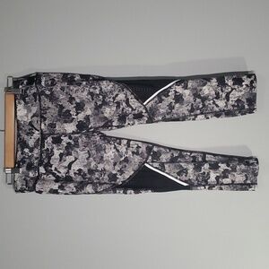 Avia pants women's size medium ( 8 - 10 ) black white abstract 3/4 three-quarter